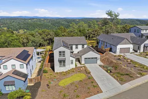451 Canyon Creek Dr, Auburn, CA 95603
