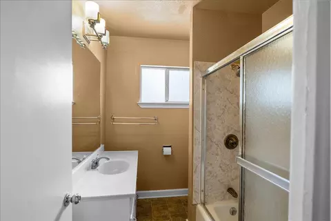 Bath - 405 E Morris Ave, Modesto, CA 95354 photo 1 of 1