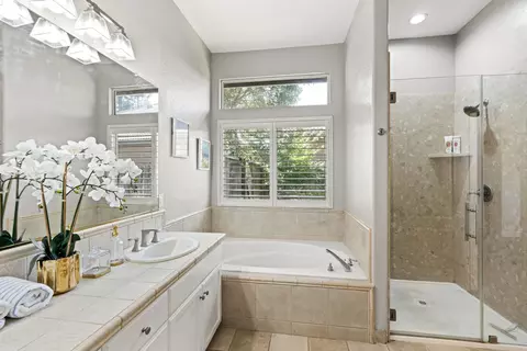 Bath - 933 Golden Oak Dr, Lodi, CA 95242 photo 2 of 2