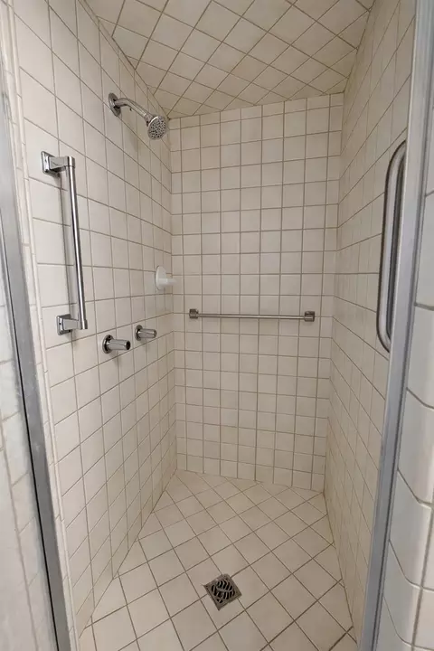Bath - 360 Virginia St, Williams, CA 95987 photo 2 of 7