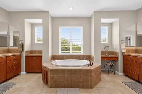 Bath - 2700 Espana Ln, Modesto, CA 95355 photo 3 of 5