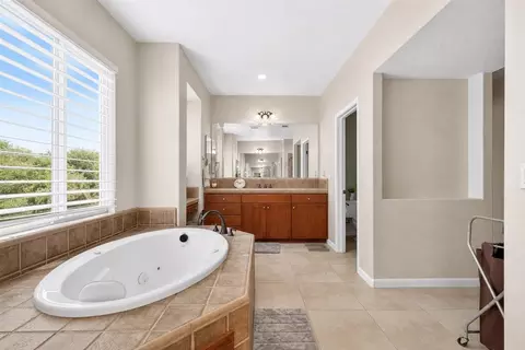 Bath - 2700 Espana Ln, Modesto, CA 95355 photo 2 of 5