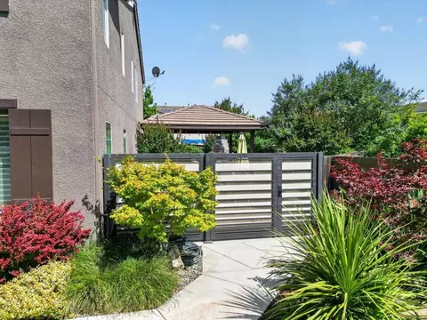 Exterior - 2700 Espana Ln, Modesto, CA 95355 photo 4 of 15