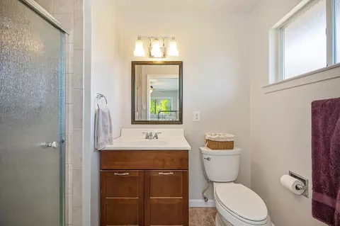 Bath - 5508 Whitfield Way, Carmichael, CA 95608 photo 4 of 4