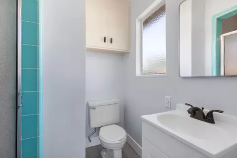 Bath - 1434 Fordham Ave, Modesto, CA 95350 photo 2 of 4