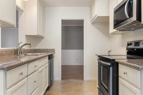 Kitchen - 253 E Canterbury Dr, Stockton, CA 95207 photo 1 of 3