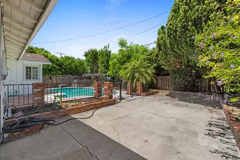 Exterior - 253 E Canterbury Dr, Stockton, CA 95207 photo 4 of 5