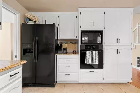 Kitchen - 3889 Rustic Rd, Cameron Park, CA 95682 photo 5 of 6