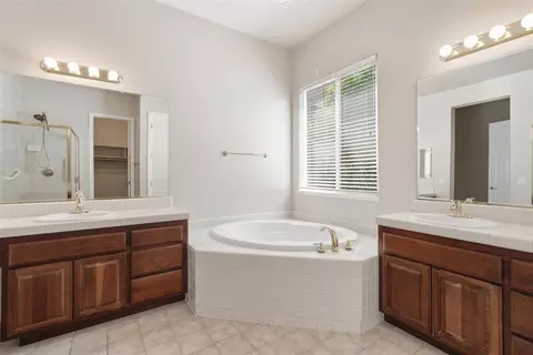 Bath - 4129 Poppleton Way, Carmichael, CA 95608 photo 3 of 4