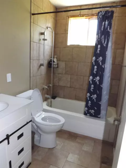 Bath - 5763 E Morse Rd, Lodi, CA 95240 photo 1 of 2
