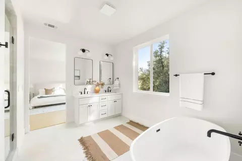 Bath - 376 Cuckoo Ct, Applegate, CA 95703 photo 5 of 6