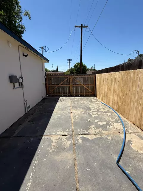 Exterior - 2304 Coston Ave, Modesto, CA 95350 photo 4 of 5