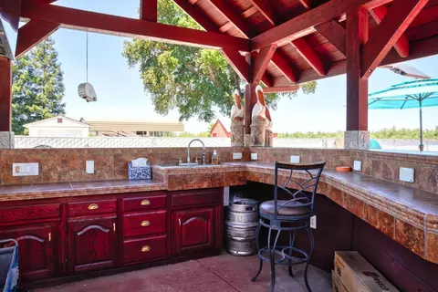 Kitchen - 9885 E Louise, Manteca, CA 95336 photo 8 of 10