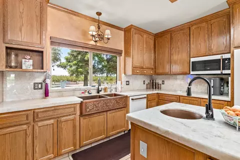 Kitchen - 9885 E Louise, Manteca, CA 95336 photo 3 of 10
