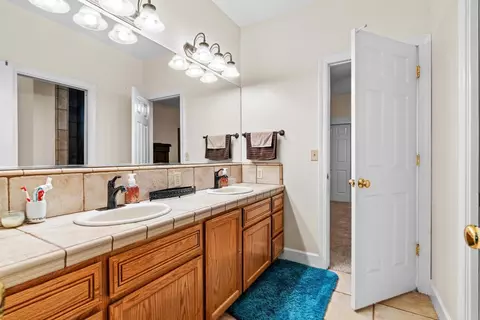 Bath - 9885 E Louise, Manteca, CA 95336 photo 1 of 3