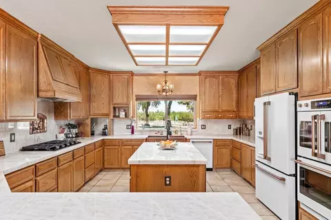 Kitchen - 9885 E Louise, Manteca, CA 95336 photo 2 of 10