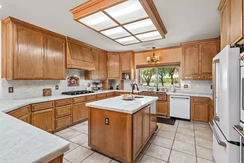 Kitchen - 9885 E Louise, Manteca, CA 95336 photo 6 of 10