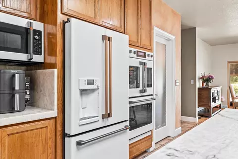 Kitchen - 9885 E Louise, Manteca, CA 95336 photo 5 of 10
