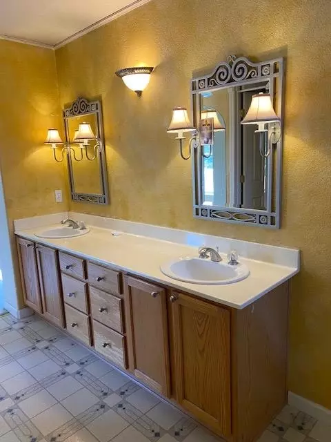 Bath - 1212 Shearwater Dr, Patterson, CA 95363 photo 1 of 1