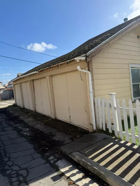 Exterior - 301 B St, Isleton, CA 95641 photo 4 of 9