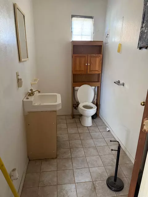 Bath - 301 B St, Isleton, CA 95641 photo 1 of 4