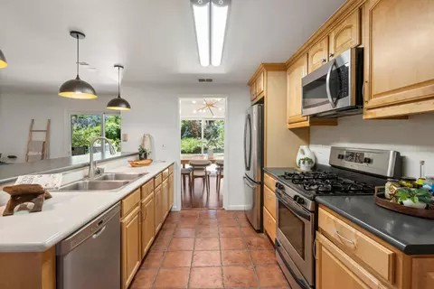Kitchen - 5135 El Cemonte Ave, Davis, CA 95618 photo 1 of 3