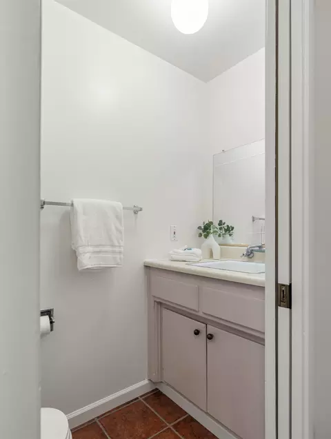 Bath - 5135 El Cemonte Ave, Davis, CA 95618 photo 2 of 2