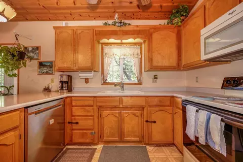 Kitchen - 23998 Stable Rd, Sonora, CA 95370 photo 2 of 3