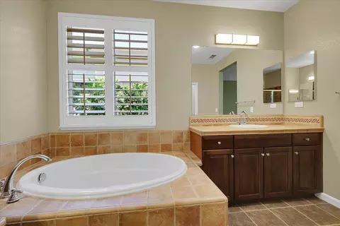 Bath - 1668 Abilene Cir, Rocklin, CA 95765 photo 5 of 9