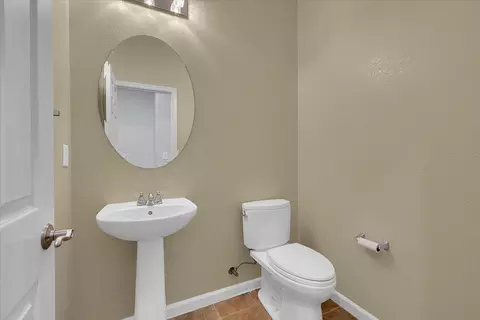 Bath - 1668 Abilene Cir, Rocklin, CA 95765 photo 7 of 9
