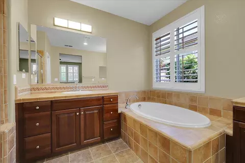 Bath - 1668 Abilene Cir, Rocklin, CA 95765 photo 4 of 9