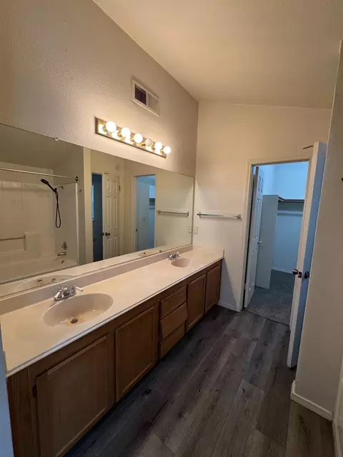 Bath - 1900 Temescal Dr, Modesto, CA 95355 photo 2 of 3