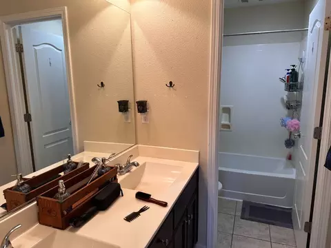 Bath - 3655 Fallview Ave, Ceres, CA 95307 photo 8 of 9