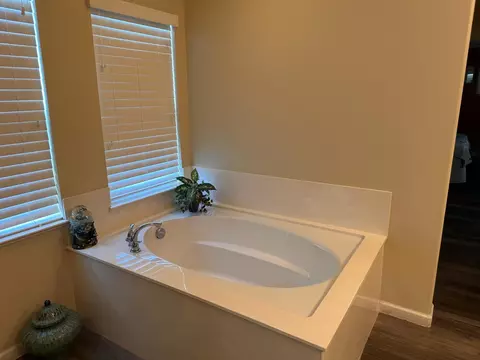 Bath - 3655 Fallview Ave, Ceres, CA 95307 photo 4 of 9