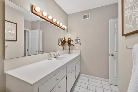 Bath - 4952 Clear Cir, Carmichael, CA 95608 photo 2 of 5