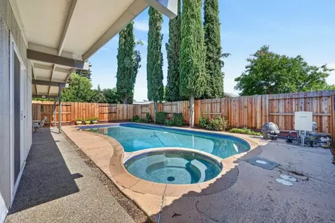 Exterior - 4952 Clear Cir, Carmichael, CA 95608 photo 7 of 10