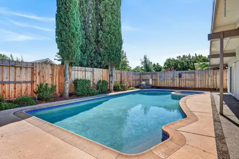 Exterior - 4952 Clear Cir, Carmichael, CA 95608 photo 4 of 10