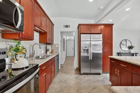 Kitchen - 4952 Clear Cir, Carmichael, CA 95608 photo 4 of 6