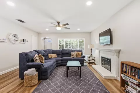 Living - 910 Pennsylvania Pl, Davis, CA 95616 photo 1 of 2
