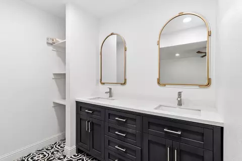 Bath - 1408 Wallin Way, Modesto, CA 95351 photo 2 of 5