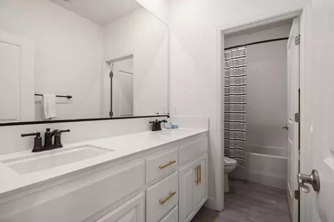 Bath - 1952 Roualt Way, Lodi, CA 95242 photo 2 of 4