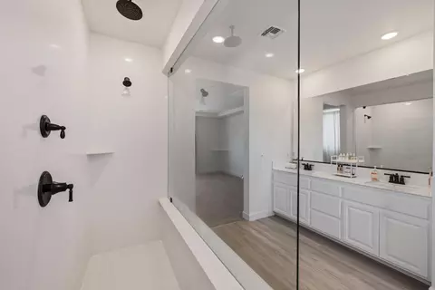 Bath - 1952 Roualt Way, Lodi, CA 95242 photo 4 of 4