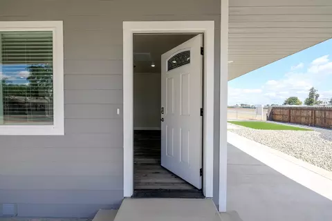 Entry Way - 720 N 2nd St, Patterson, CA 95363 photo 1 of 3