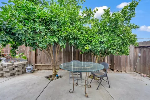 Exterior - 1210 Cherry Oak Ln, Manteca, CA 95336 photo 4 of 5