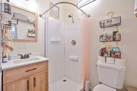 Bath - 21800 Emery Ln, Colfax, CA 95713 photo 1 of 2