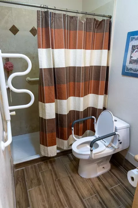 Bath - 7968 Rasmussen Rd, Loomis, CA 95650 photo 6 of 8