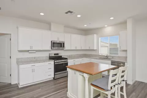 Kitchen - 2063 Baldwin Way, Olivehurst, CA 95961 photo 2 of 4