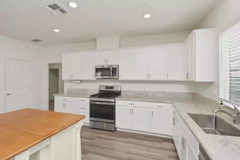 Kitchen - 2063 Baldwin Way, Olivehurst, CA 95961 photo 4 of 4