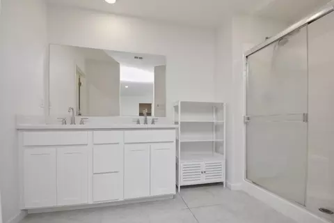Bath - 2063 Baldwin Way, Olivehurst, CA 95961 photo 4 of 6