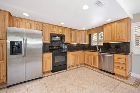 5160 Connecticut Dr #4, Sacramento, CA 95841
